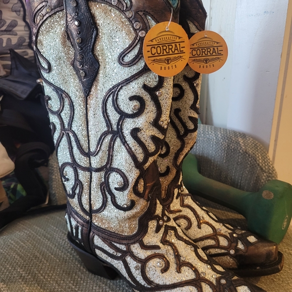 Women's Western Heeled Boots - Brown and Cream - Picture 2 of 4